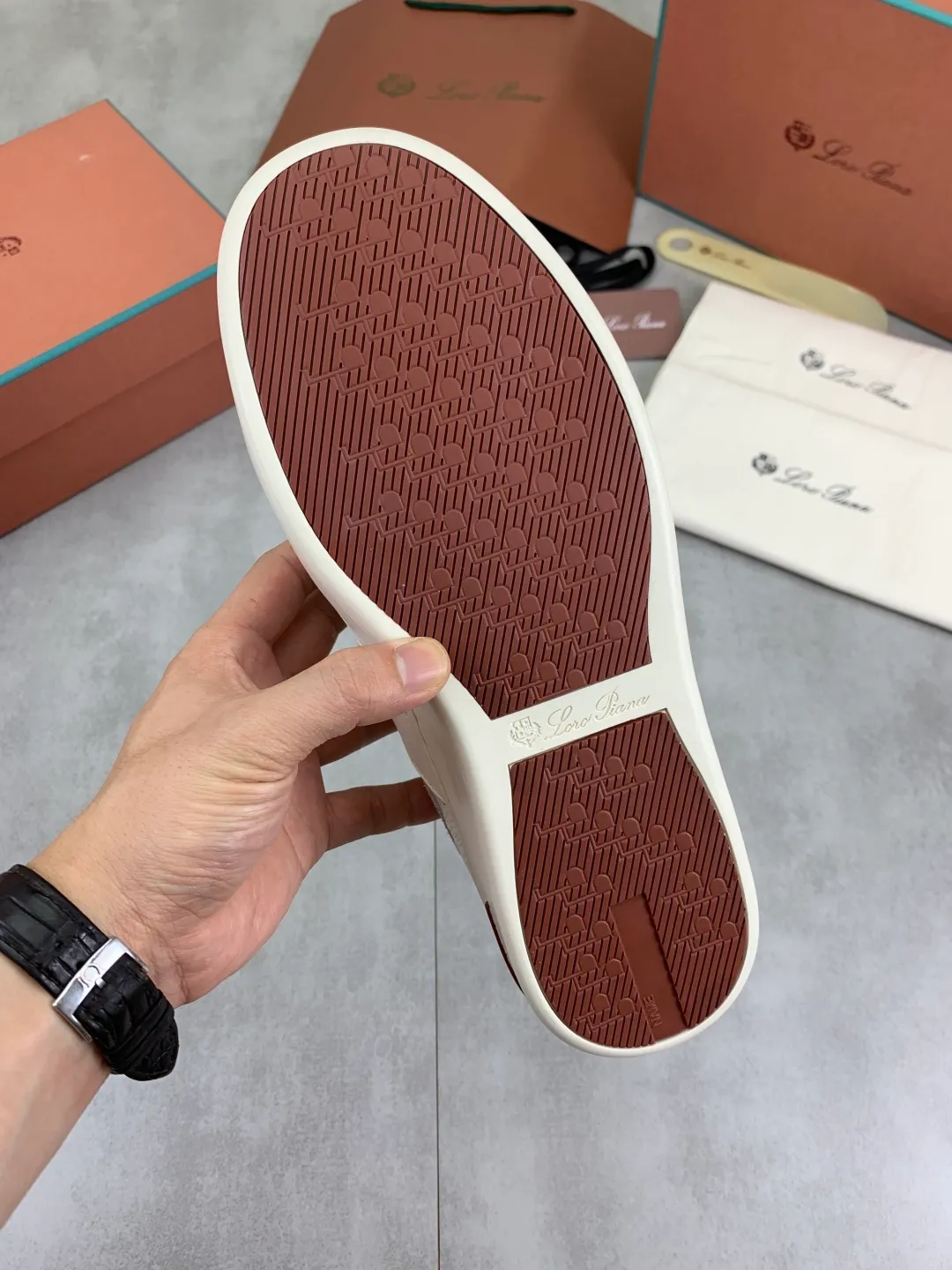 Men's men's shoes 💰P560 New style 💰High quality The latest casual shoes Loro Piana 💯Top grade💯Buy the original copy💯 Founded the existing Loro Piana company on April 24, 1924. It is now the sixth generation of family business, providing top quality products to customers who are discerning in taste and quality. Imported original fly woven fabric with cowhide fabric, plain calfskin lining. Hand-sewn thread with cowhide feet. Original packaging. Number of yards: 38-44 (customized for 45 and 46). 2️⃣ colors available.